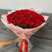 Букет из 75 красных роз в оформлении Ред Игл