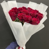 15 Импортных красных роз в оформлении Explorer