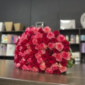 Букет гигант из 101 розы Ред игл и Джумилия