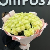 51 Импортная белая роза в оформлении Mondial