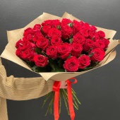 Букет из 45 красных роз в крафт оформлении Ред Игл