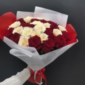 Букет из 29 роз Ред наоми и Беллини в оформлении