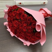 Букет из 45 красных роз в оформлении Ред Игл