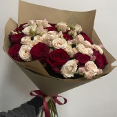 Букет из 15 красных роз и 6 кустовых роз