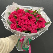 Букет из 45 насыщенно розовых роз Шангри-Ла в оформлинии