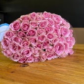 Букет из 49 нежно розовых розы в прозрачной пленке Пинк Аваланш