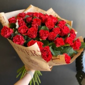Букет из 51 красной розы в крафт оформлении Эль Торо