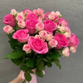 Букет из 13 розовых роз и 8 кустовых роз