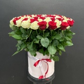 101 белая и красная роза в шляпной коробке