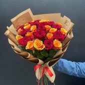 Букет из 31 розы Ред наоми и Испания в оформлении