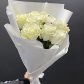 11 Импортных белых роз в оформлении Mondial