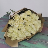 33 Импортные белые розы в крафт оформлении Mondial