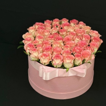 51 Бело розовая роза в шляпной коробке