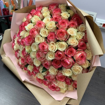 Букет гигант из 101 розы Джумилия и Талея в оформлении