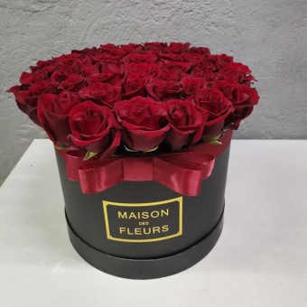 45 Красных импортных роз в шляпной коробке