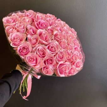 Букет из 51 нежно розовой розы в прозрачной пленке Пинк Аваланш