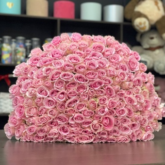 Букет из 151 нежно розовой розы Пинк Аваланш