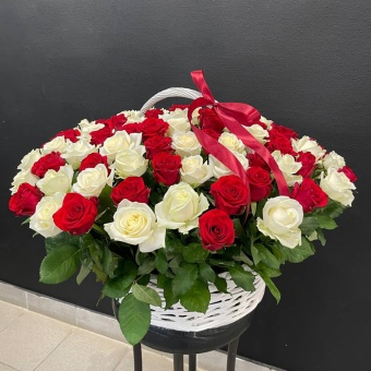 Корзина из 101 красной и белой розы
