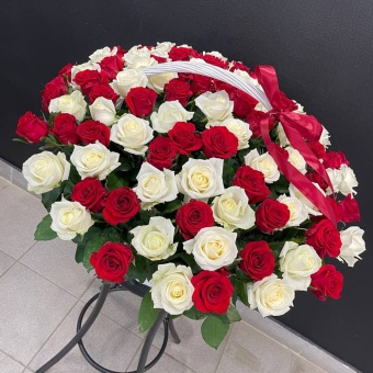 Корзина из 101 красной и белой розы