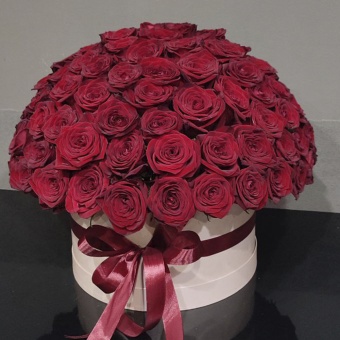 125 красных роз в шляпной коробке